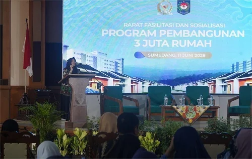 Sekda Tuti Ruswati saat Rapat Fasilitasi dan Sosialisasi Program Pembangunan 3 juta Rumah Kemitraan Bersama DPR RI  di Aula Tampomas.Dok-Diskominfosanditik Sumedang
