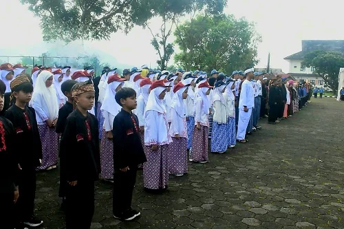 Wakil Bupati Sumedang M Fajar Aldila memimpin Upacara Peringatan Hari Pendidikan Nasional (Hardiknas) Tahun 2026 tingkat Kabupaten Sumedang  di Lapangan Sekretaris Daerah Kabupaten Sumedang.Dok-Diskominfosanditik Sumedang