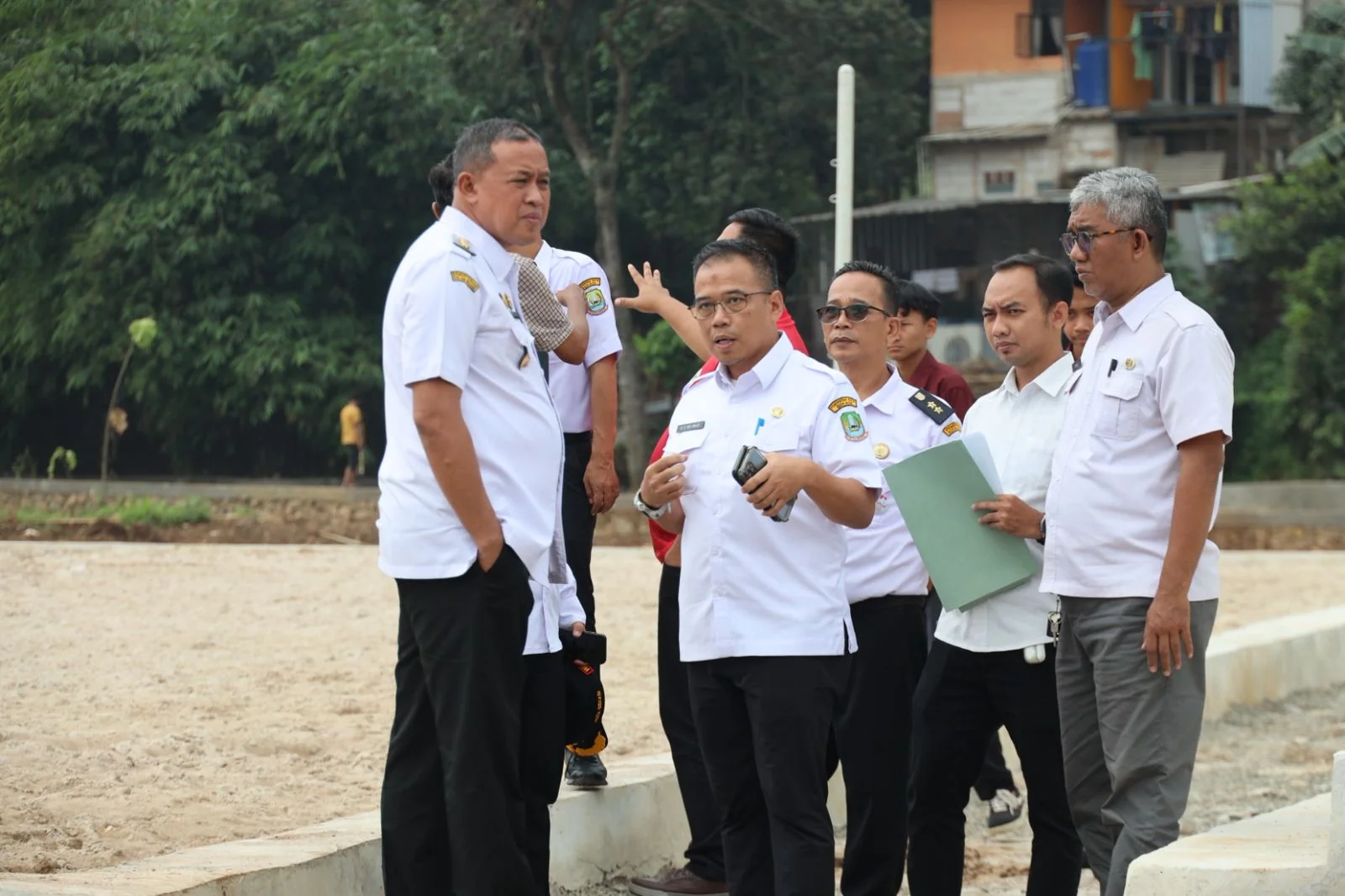 Wali Kota Bekasi, Tri Adhianto, meninjau langsung progres pembangunan lapangan voli pasir yang berlokasi di Stadion Mini Bantargebang.Dok-Diskomimfostandi Kota Bekasi