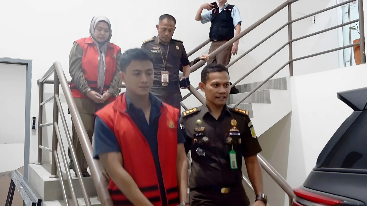 Dua tersangka rugikan negara 25 miliar ditahan (Dok-Kejati Jabar)