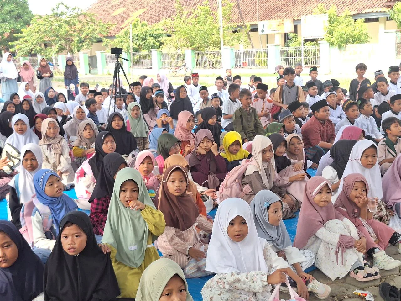 Kepala SDN Sertajaya 03, Engkay Sukarsih, menyampaikan apresiasi atas dukungan pemerintah kelurahan dalam kegiatan keagamaan di sekolah.Ist