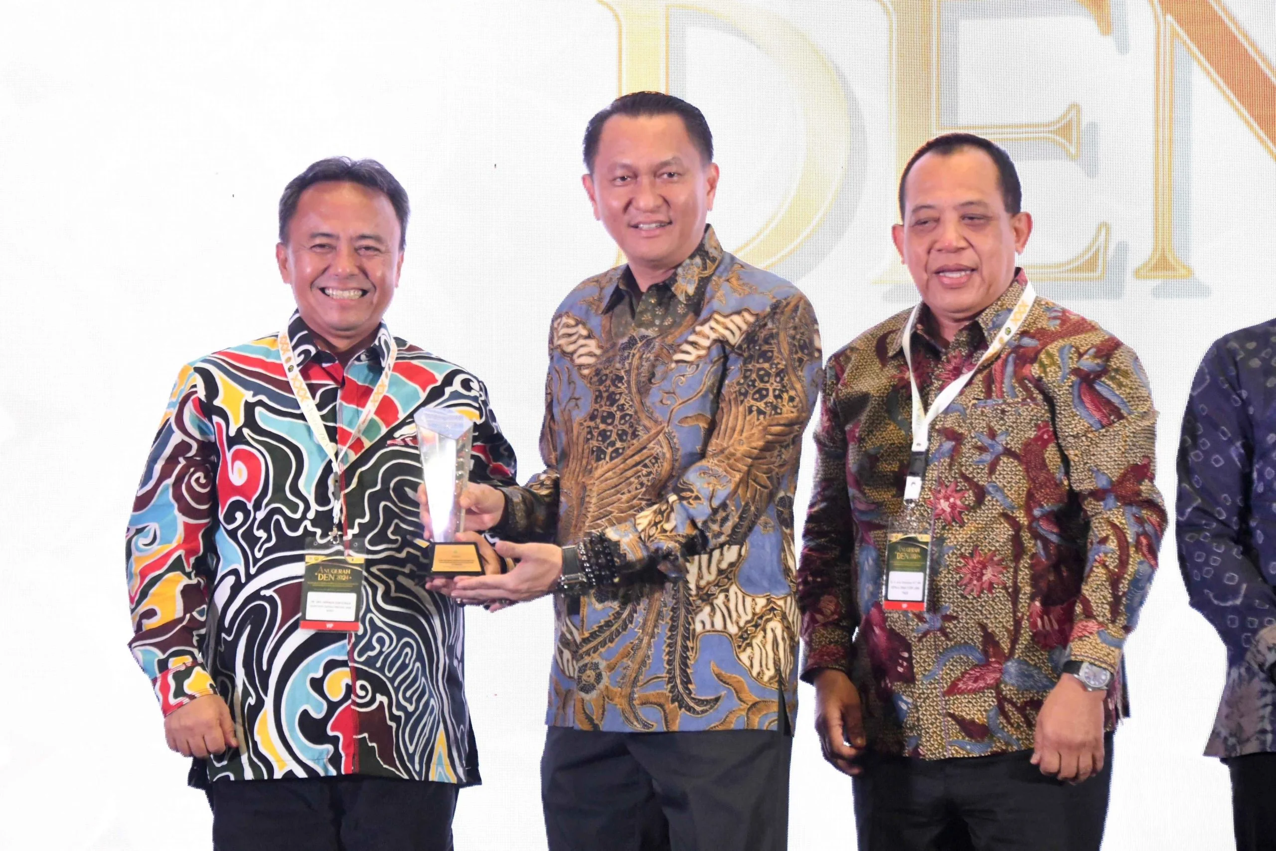 Pemda Provinsi Jawa Barat melalui Sekda Jabar Herman Suryatman menerima penghargaan Anugerah DEN Tahun 2024 di Jakarta Convention Center, Rabu (11/12/2024).