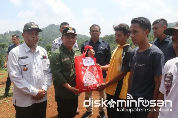 Wakil Bupati Sukabumi Andreas melakukan peletakan batu pertama pembangunan hunian sementara (huntara) di Kampung Cicau, Desa Langkapjaya, Kecamatan Lengkong.Ist