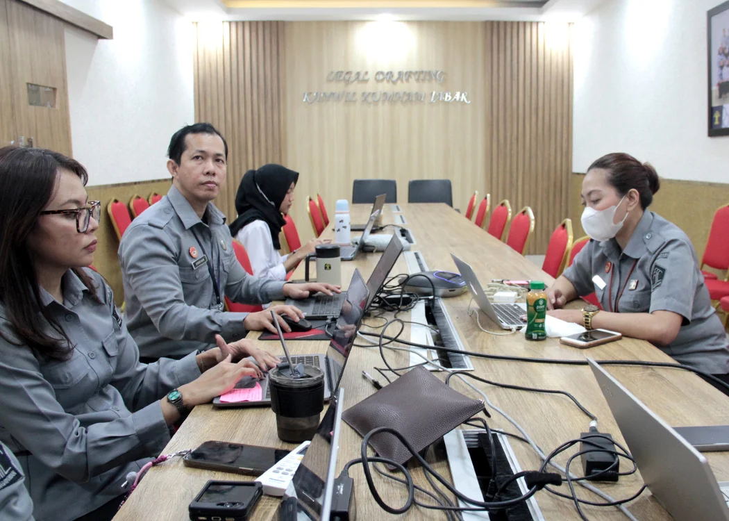 Perancang PUU Shendy dan Erdian bersama para Perancang PUU Kanwil Jabar melaksanakan Rapat Harmonisasi virtual bersama perwakilan Pemda Kabupaten Bogor.Ist