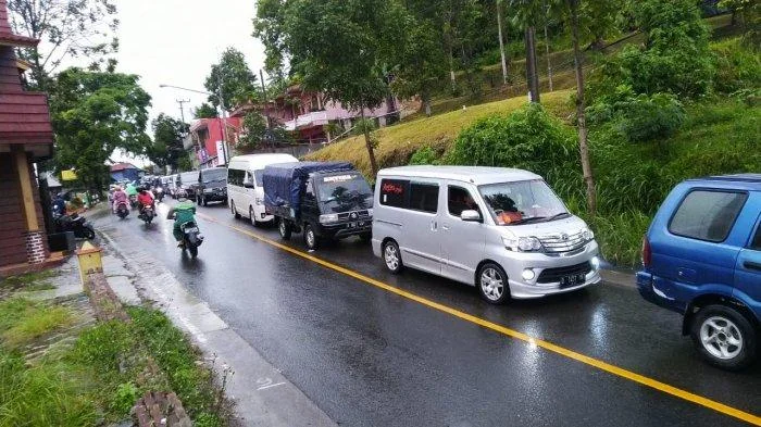 Volume kendaraan menuju kawasan wisata Bandung Selatan seperti Ciwidey dan Pangalengan, Kabupaten Bandung, mencapai puncaknya pada Minggu (29/12/2024).