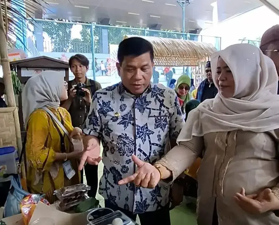 Sekretaris Daerah (Sekda) Kota Depok, Mangnguluang Mansur saat berkeliling ke Pasar Penghabisan pada event Lebaran Depok 2026. (Foto: Diskominfo Depok)