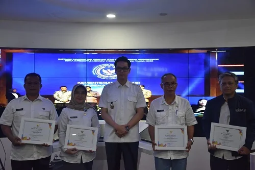 Wakil Bupati Sumedang M. Fajar Aldila menyerahkan penghargaan kepada tiga organisasi perangkat daerah (OPD) setelah mengikuti Sakip dan ZI Award 2025 secara virtual, di Command Center Sumedang.Dok-Diskominfosanditik Sumedang