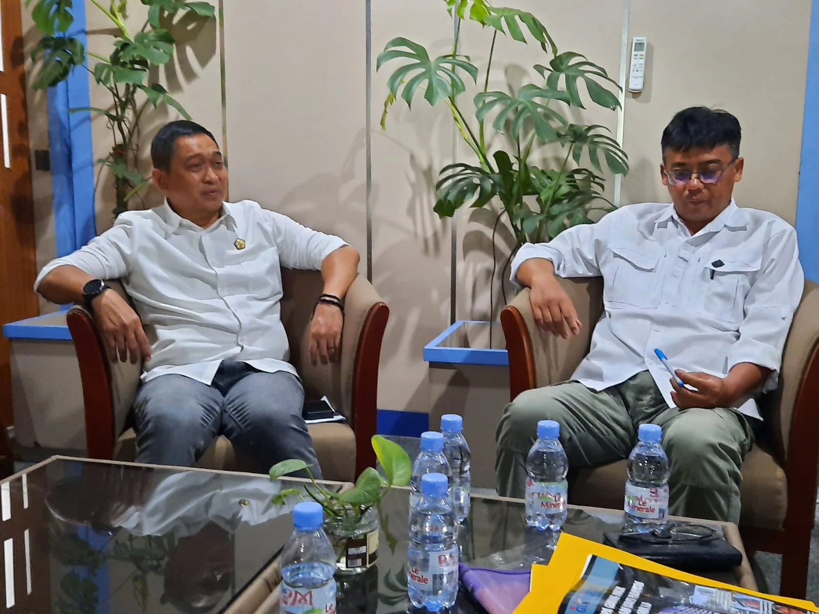 Kepala Dinas Kelautan dan Perikanan Ir.Hermansyah didampingi Sekretaris DKP Jabar Irfan Hadi Siswanto.(KabarSunda.com)