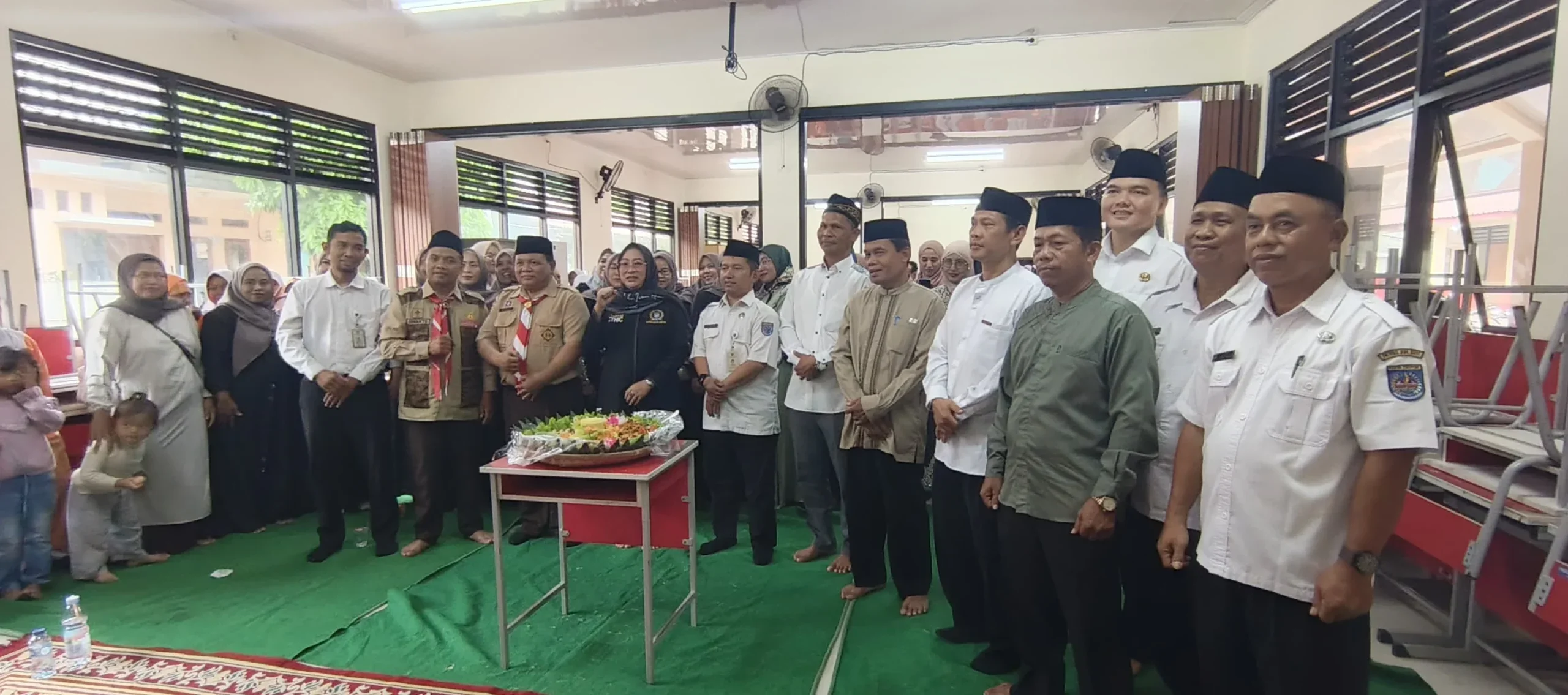 Wakil Ketua DPRD Kota Depok, dari Fraksi PDI Perjuangan, Yuni Indriany saat menghadiri syukuran usai selesainya revitalisaasi gedung SDN 3 Cinangka. (Foto : Dokumentasi Narasumber)