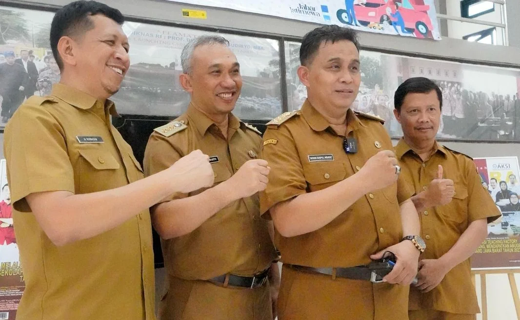Plt. Kepala Dinas Pendidikan (Kadisdik) Jawa Barat (Jabar), Deden Saepul Hidayat (ketiga dari kiri) didampingi Kepala Bidang Pembinaan Sekolah Menengah Kejuruan Disdik Jabar, Edy Purwanto (kedua dari kiri)  saat menghadiri Pembukaan Pelatihan Vokasi di SM