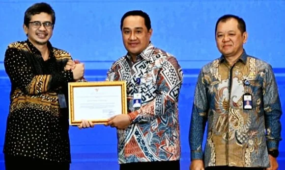 Kepala KUPP Kelas III Kintap, H Faisal Fattah S SIT MM (tengah), saat menerima penghargaan pada ajang AKIP 2025 di Kantor Pusat Kementerian Perhubungan, Jakarta, pada Kamis, 11 Desember 2025.