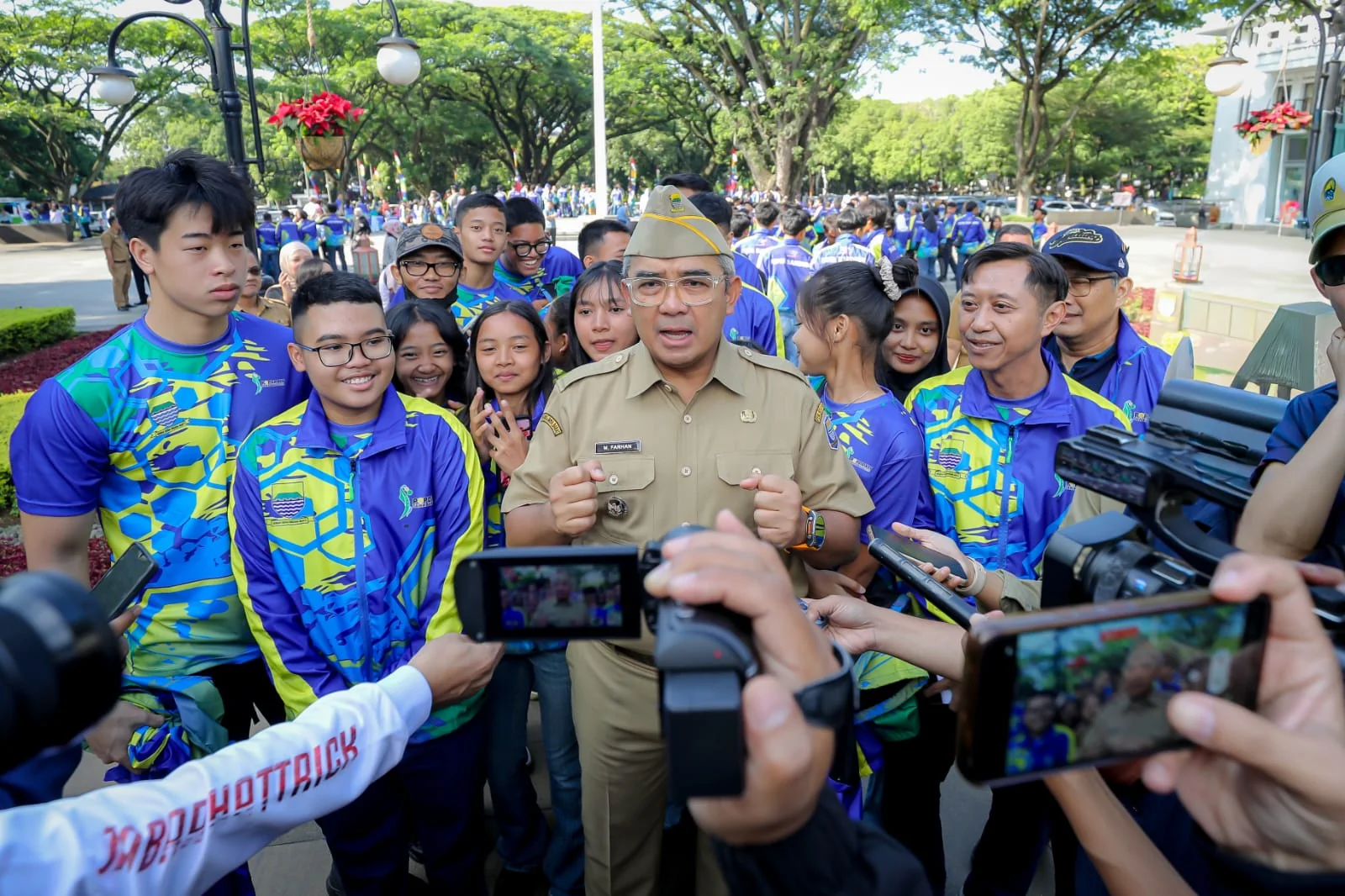 Wali Kota Bandung Muhammad Farhan secara resmi melepas kontingen Kota Bandung.Ist