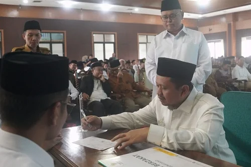 Bupati Sumedang Dony Ahmad Munir bersama Wakil Bupati M. Fajar Aldila serta para pimpinan perangkat daerah menyerahkan zakat mal kepada Badan Amil Zakat Nasional (BAZNas) Kabupaten Sumedang.Dok-Diskominfosanditik Sumedang
