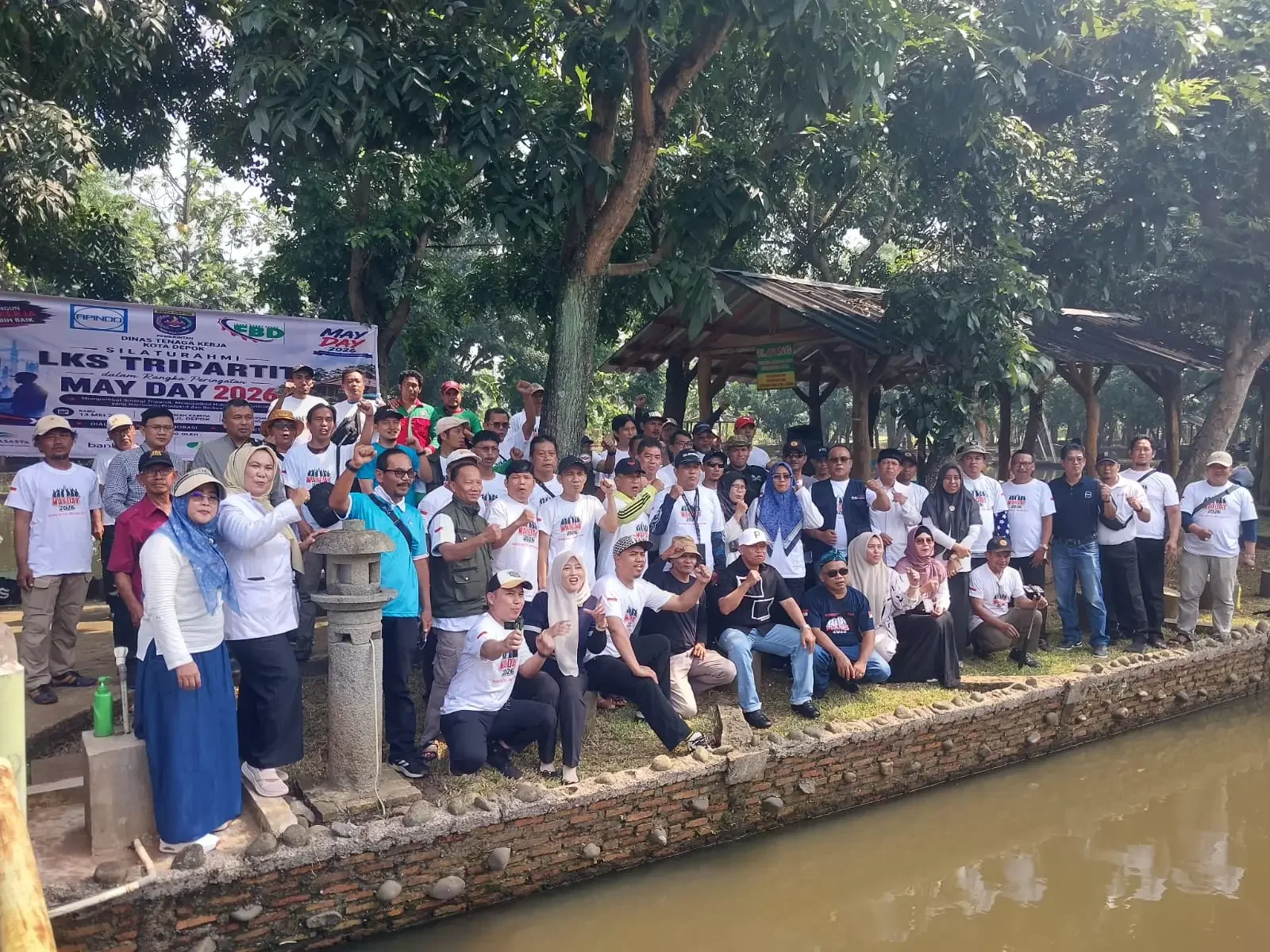 Wali Kota Depok, Supian Suri bersama perwakilan pengusaha dan buruh dalam acara LKS Tripartit di Rumah Kabeda, Kecamatan Beji, Rabu (13/05/26). (Foto : Diskominfo Depok).