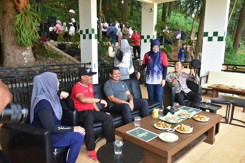 Bupati Sumedang  Dony Ahmad Munir meresmikan Caffe Kunci.Ist