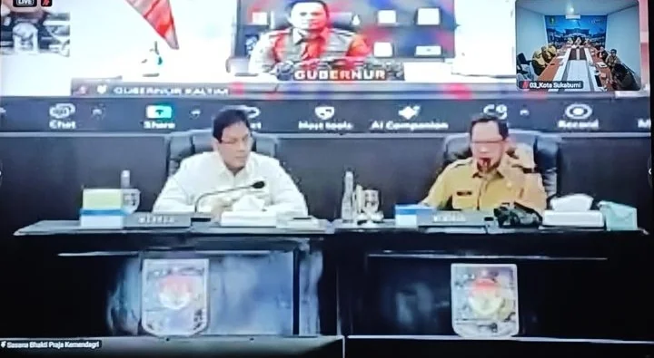 Walikota Sukabumi Ayep Zaki saat mengikuti rapat zoom meeting terkait Rapat Koordinasi dan Arahan Menteri Keuangan Purbaya Yudhi Sadewa dan Menteri Dalam Negeri Tito Karnavian terkait pencapaian realisasi belanja daerah untuk menjaga pertumbuhan ekonomi.I