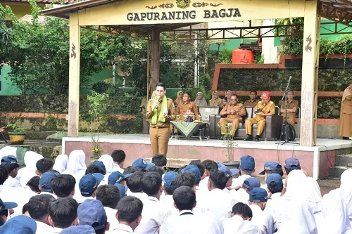 Wakil Bupati Sumedang M. Fajar Aldila berpesan kepada pelajar SMP Negeri 1 Paseh agar menjadi generasi unggul yang tetap menjunjung tinggi adab dan etika serta mampu menguasai teknologi secara bijak.Dok-Diskominfosanditik Sumedang