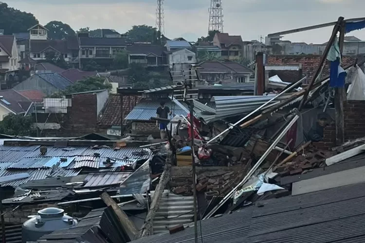 Puting Beliung di Sekeloa Bandung Rusak 33 Rumah, Atap Beterbangan