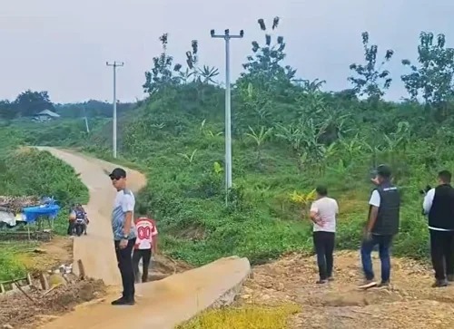 Bupati Sumedang Dony Ahmad Munir memastikan penanganan jalan lingkar kanan Bendungan Sadawarna yang ambles akibat pergerakan tanah segera dilakukan.Dok-Diskominfosanditik Sumedang