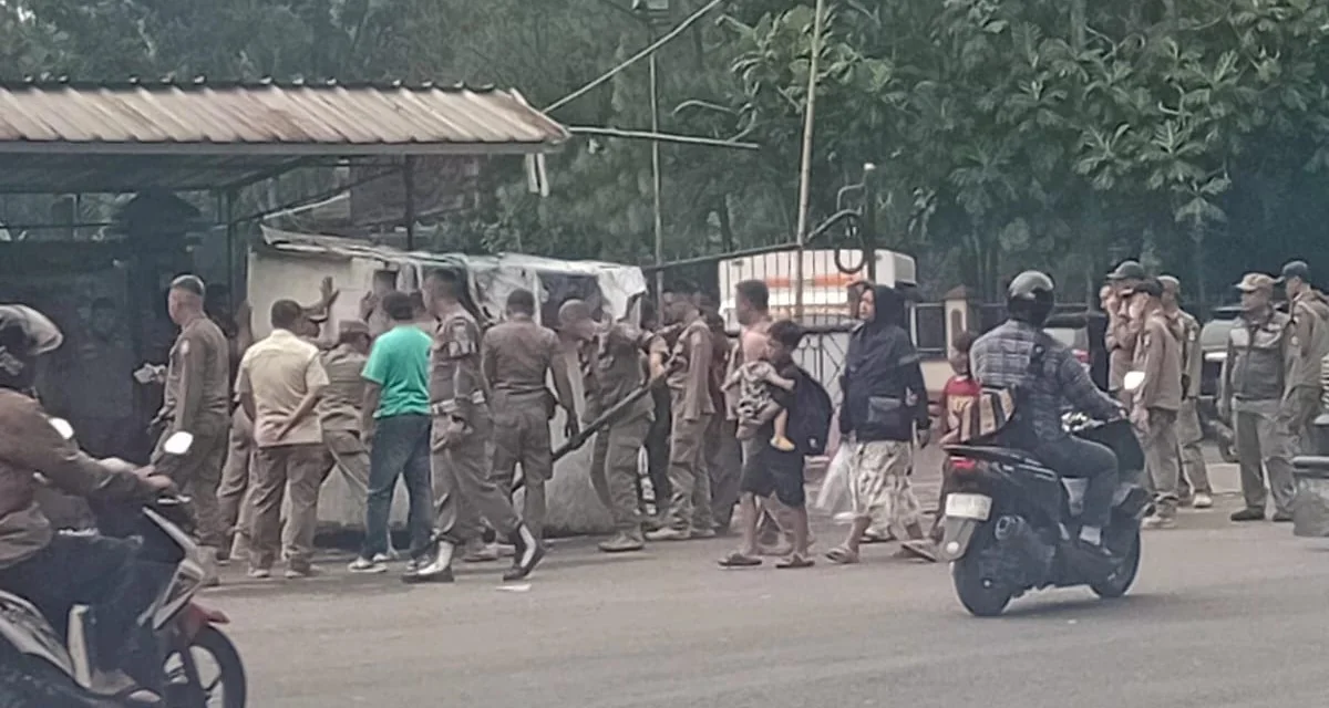 Penertiban PKL di Monju oleh Satpol PP Kota Bandung.Dok-Narasumber