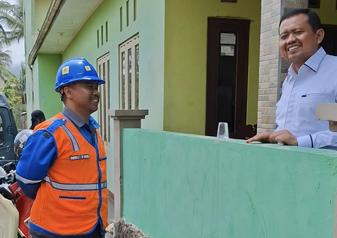 Bupati Dony Ahmad Munir melakukan  pemantauan Pilkades Digital di TPS Desa Baginda pada Rabu, 28 Oktober 2026.