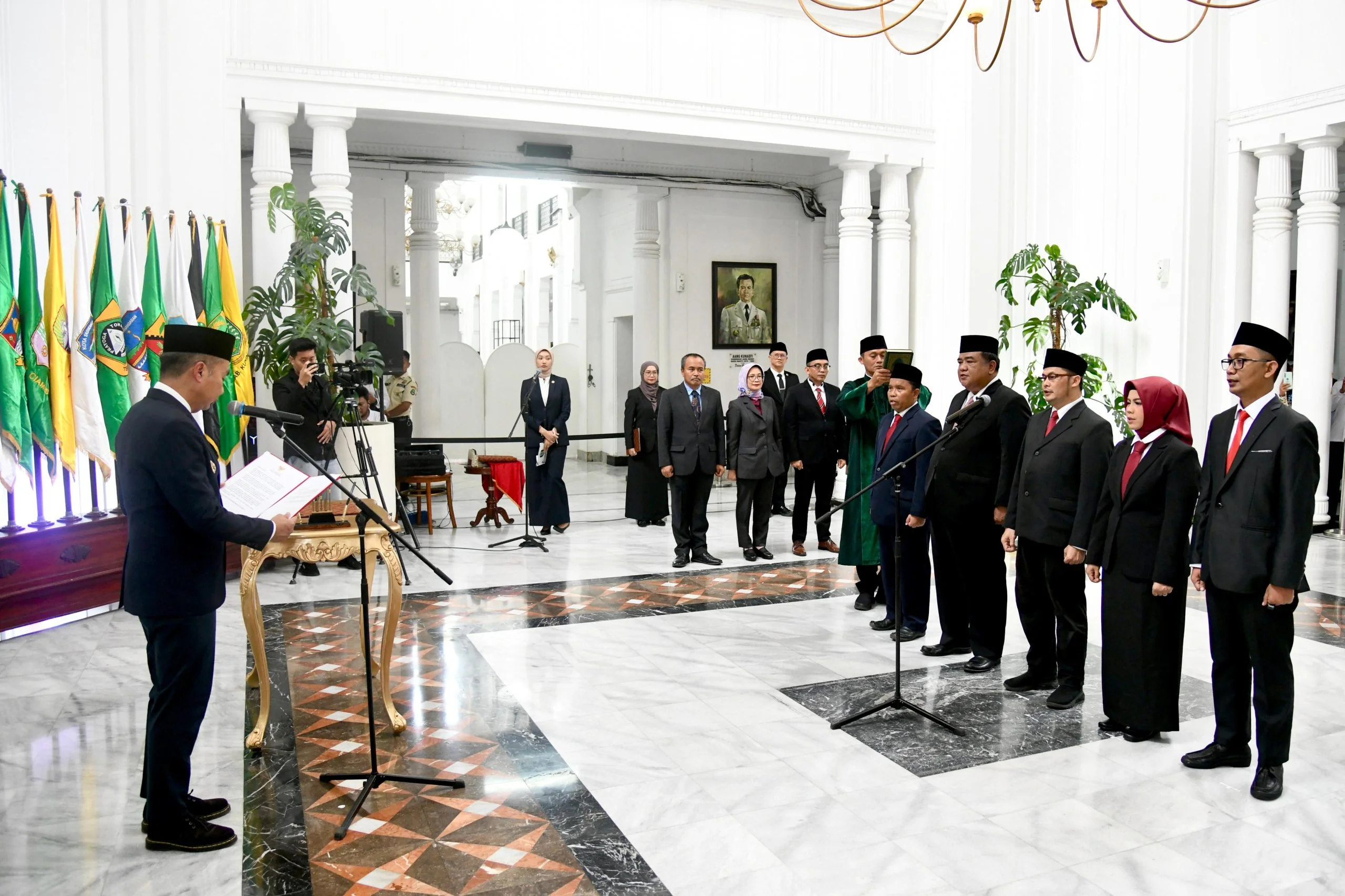 Penjabat Gubernur Jabar Bey Machmudin melantik komisioner Komisi Informasi Jawa Barat masa jabatan 2024 - 2028 di Gedung Sate Bandung, Senin (23/12/2024).