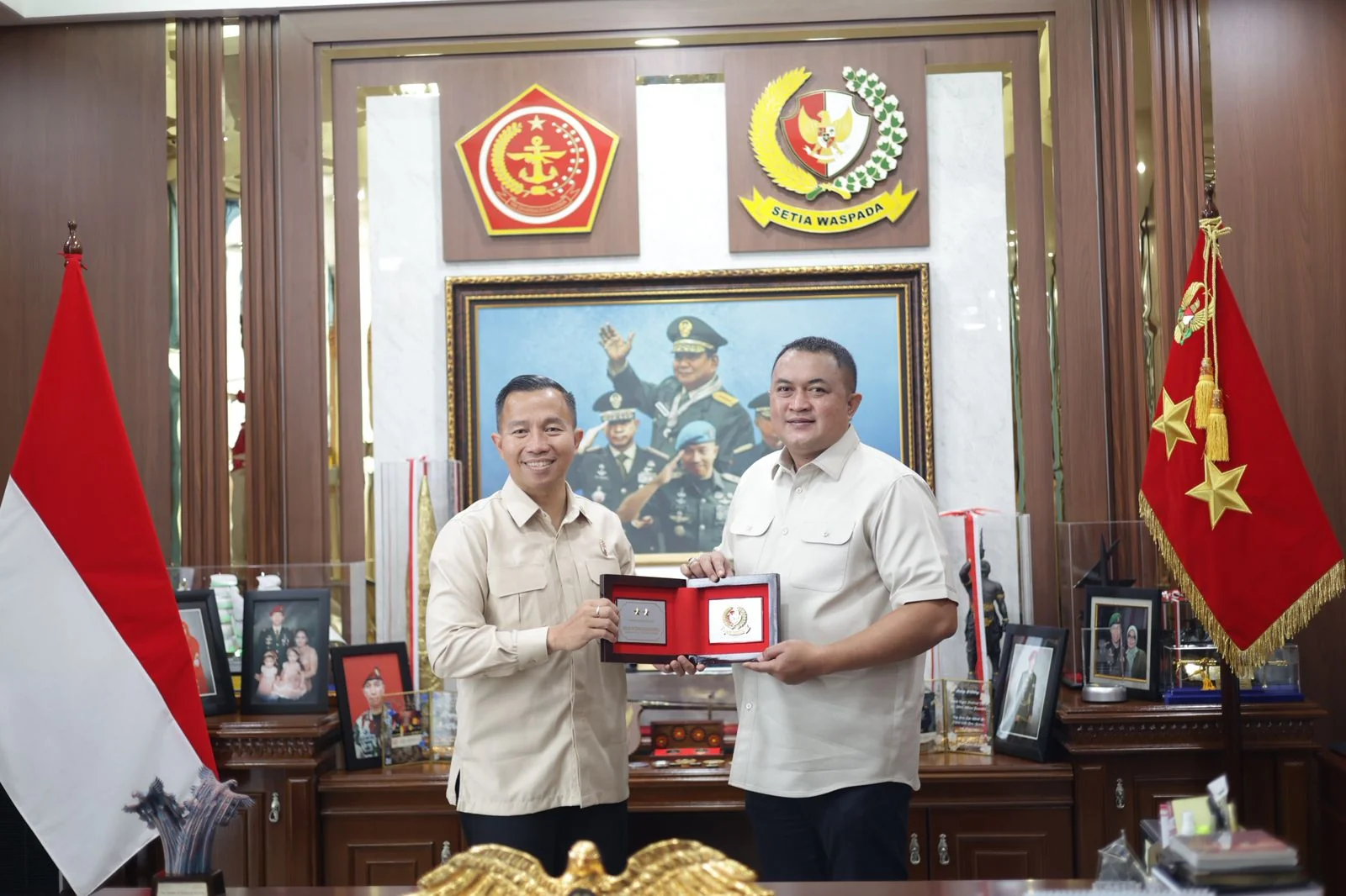 Bupati Bogor, Rudy Susmanto, terus memperkuat sinergi dan koordinasi lintas lembaga, salah satunya bersilaturahmi dengan Komandan Paspampres Republik Indonesia, Mayjen TNI Edwin Adrian Sumantha.Dok-Diskomimfo Kab Bogor