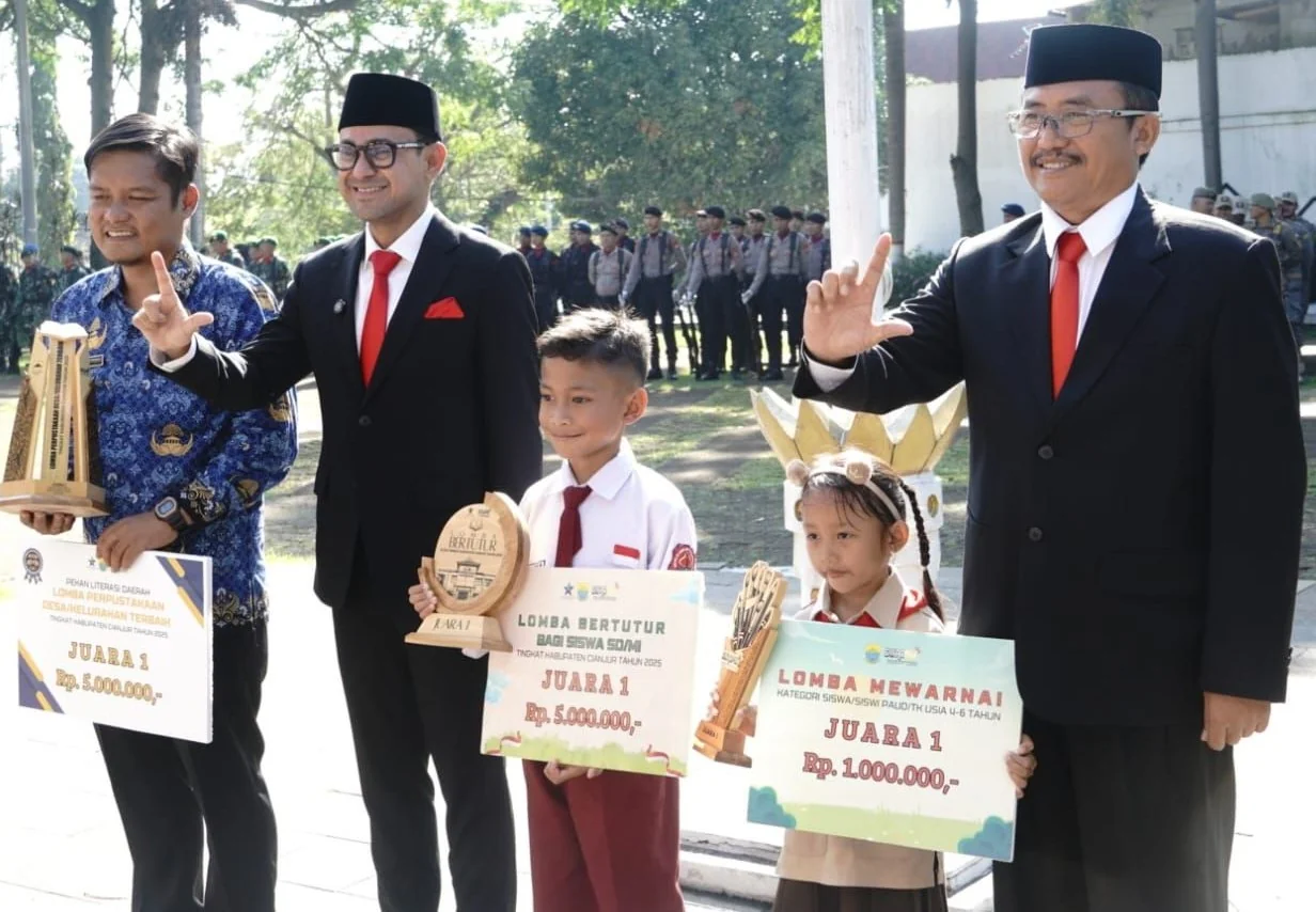 Wakil Bupati Cianjur, Abi Ramzi, bertindak sebagai inspektur upacara.Ist