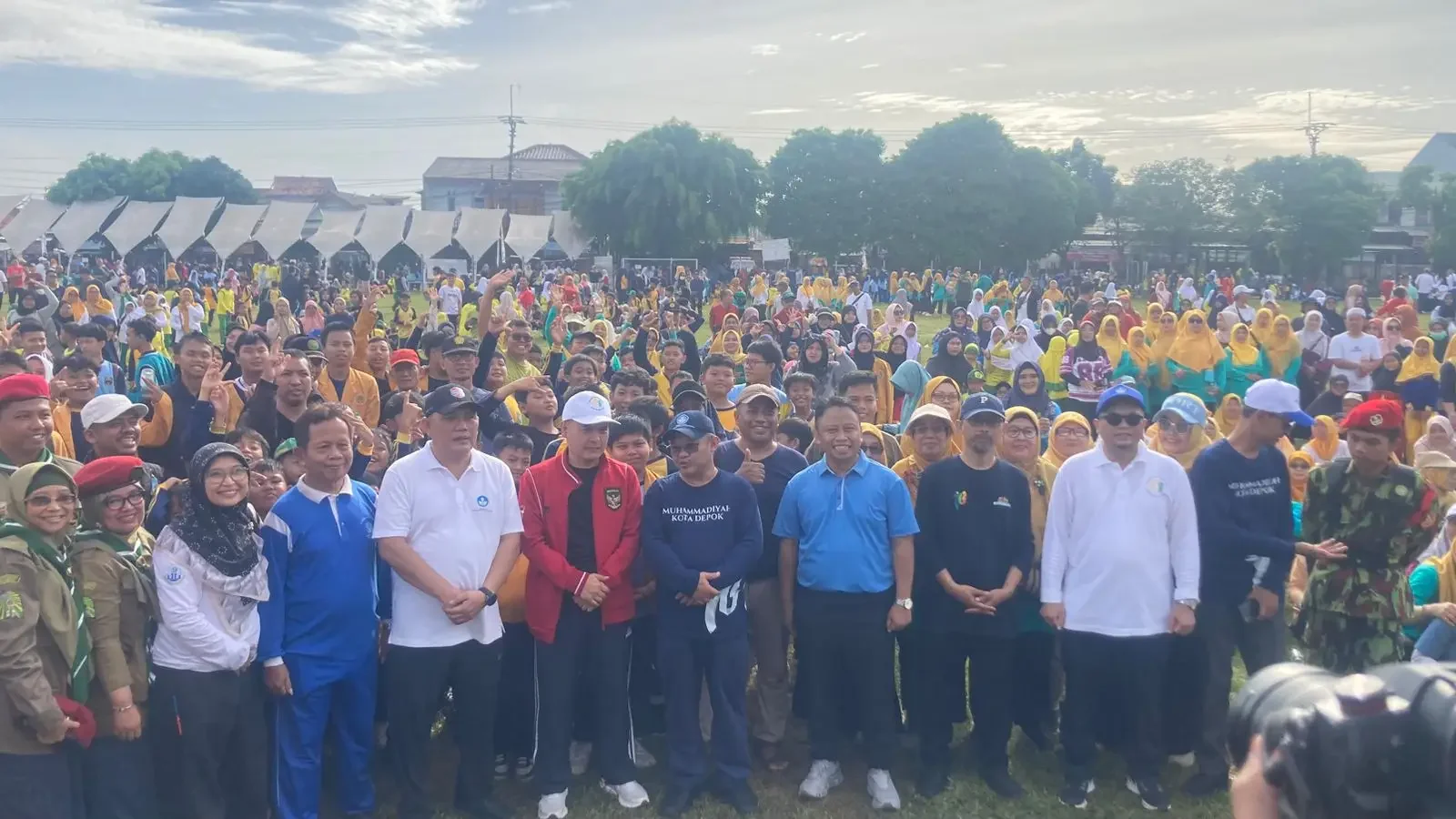 Mendikdasmen, Abdul Mu'ti dan Wali Kota Depok, Supian Suri saat foto bersama dengan peserta Senam Anak Indonesia Hebat yang digelar dalam rangka Milad Muhammadiyah ke-113 di Lapangan PSP Sawangan, Minggu (09/11/25). (Foto : Diskominfo Depok)
