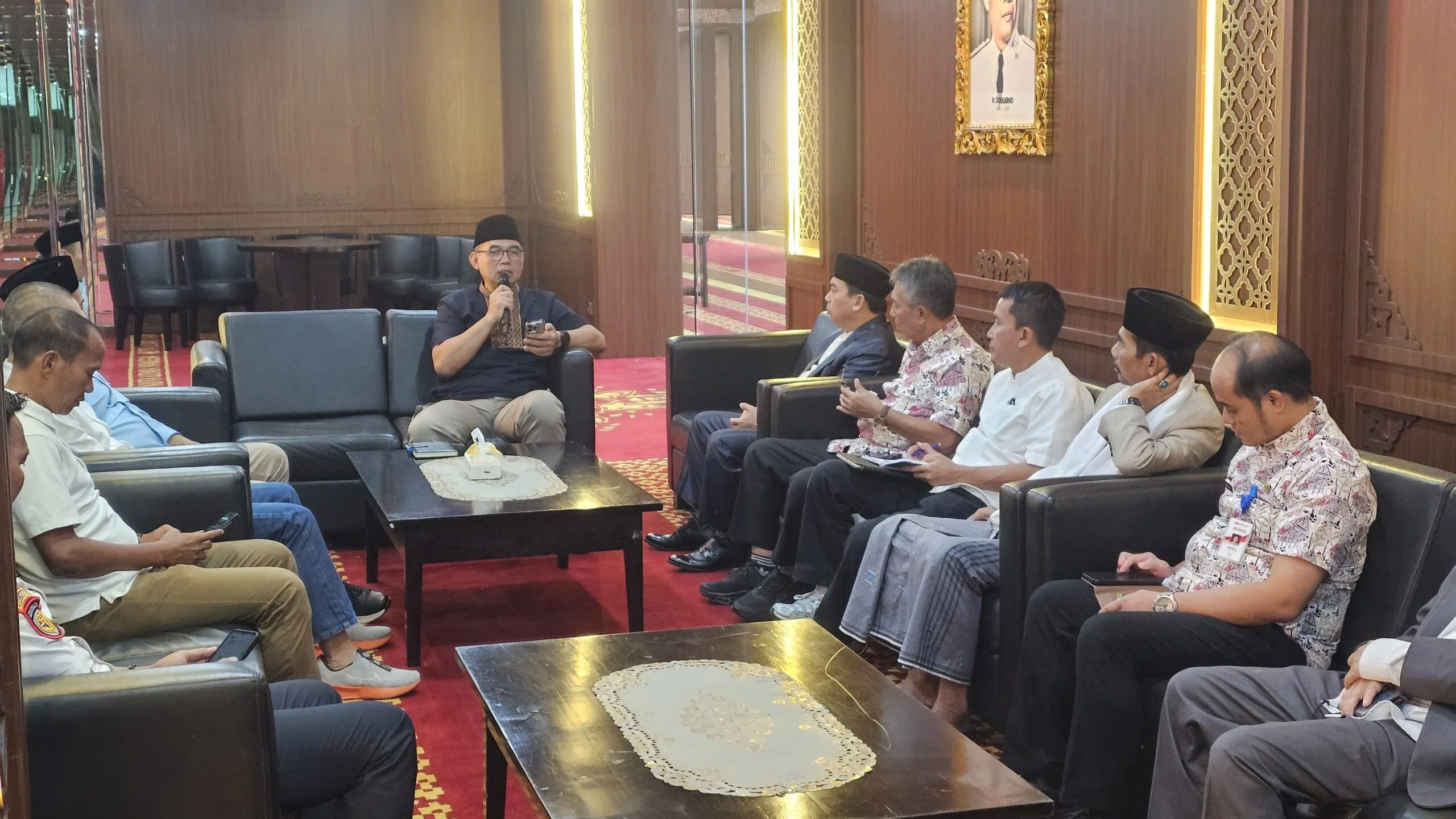 Sekretaris Daerah Kabupaten Bogor, Ajat Rochmat Jatnika, menjelaskan bahwa penyelenggaraan shalat Idul Fitri bersama masyarakat ini dilaksanakan atas arahan langsung Bupati Bogor sebagai upaya menghadirkan ruang kebersamaan antara pemerintah daerah dan ma