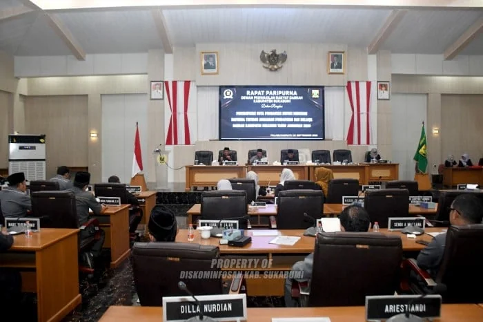 Bupati Sukabumi Asep Japar menyampaikan nota pengantar Rancangan Peraturan Daerah.Ist