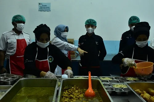 Ketua Satgas MBG yang juga Sekda  Tuti Ruswati bersama tim dari TNI, Polri dan BIN memantau dapur  Satuan Pelayanan Pemenuhan Gizi (SPPG) di Kecamatan Situraja, Cisitu dan Darmaraja.Dok-Diskominfosanditik Sumedang