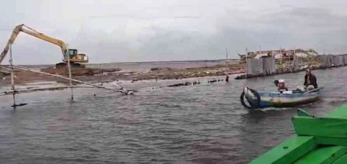 Pagar laut di Perairan Kampung Paljaya, Kecamatan Tarumajaya, Kabupaten Bekasi