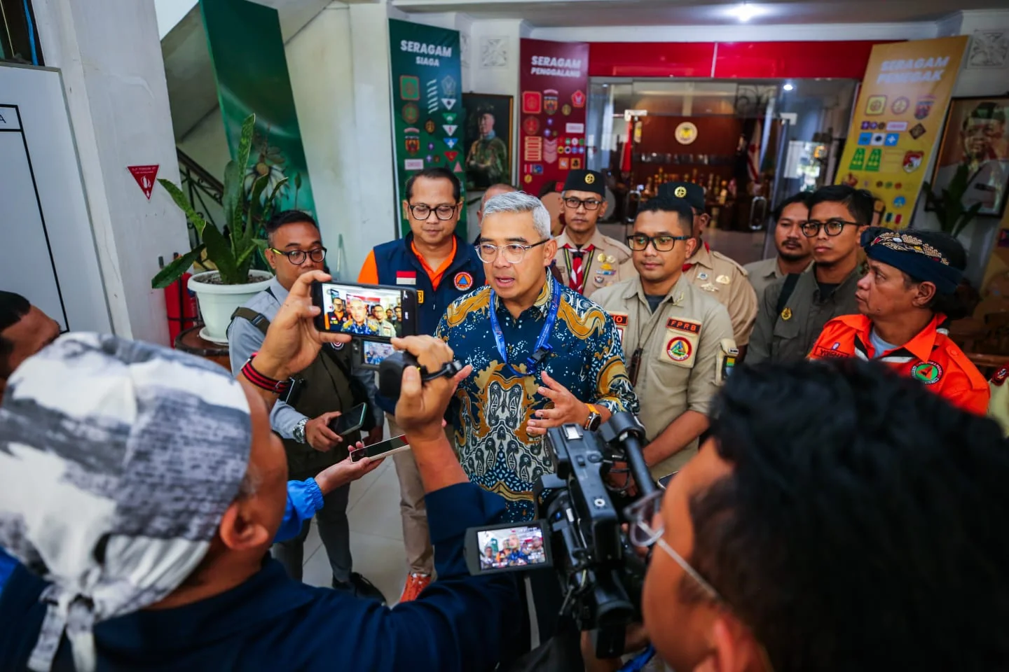 Wali Kota Bandung, Muhammad Farhan, memberikan apresiasi kepada para relawan yang tergabung dalam Forum Pengurangan Risiko Bencana.Ist