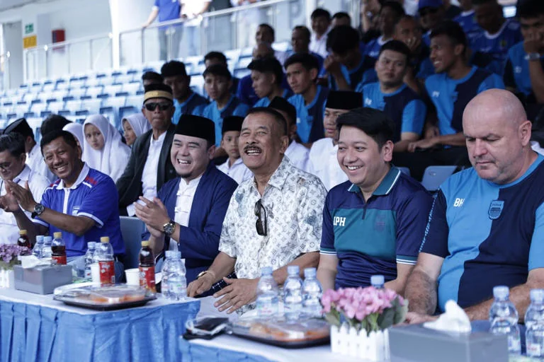 Jajaran PT Persib Bandung Bermartabat selaku manajemen dari Persib resmi menjadi pengelola dari Stadion GBLA selama 30 tahun.