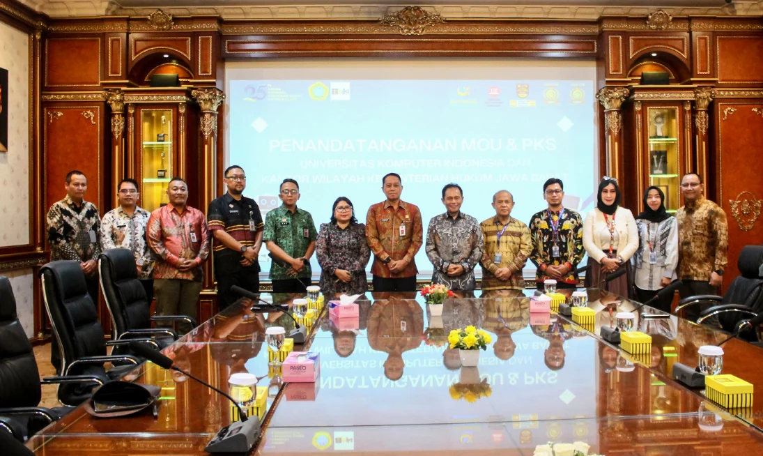 Kakanwil Kemenkum Jabar Asep Sutandar, Kepala Divisi Pelayanan Hukum Kemenkum Jabar, Hemawati Br Pandia, Kabid Yan KI, Ery Kurniawan, beserta Jajaran Bidang Pelayanan KI.Ist