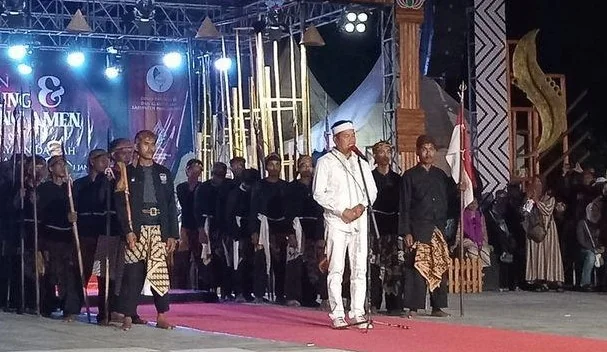 Gubernur Jabar terpilih, Dedi Mulyadi memberi sambutan di acara pengukuhan Dewan Kebudayaan Daerah Pangandaran, di Alun-alun Paamprokan, Kabupaten Pangandaran, Jumat malam