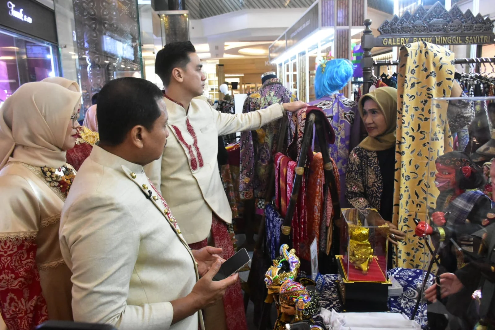 Bupati Sumedang Dony Ahmad Munir bersama Wakil Bupati M. Fajar Aldila beserta istri mengunjungi Stand Dekranasda Sumedang.Dok-Diskominfosanditik Sumedang