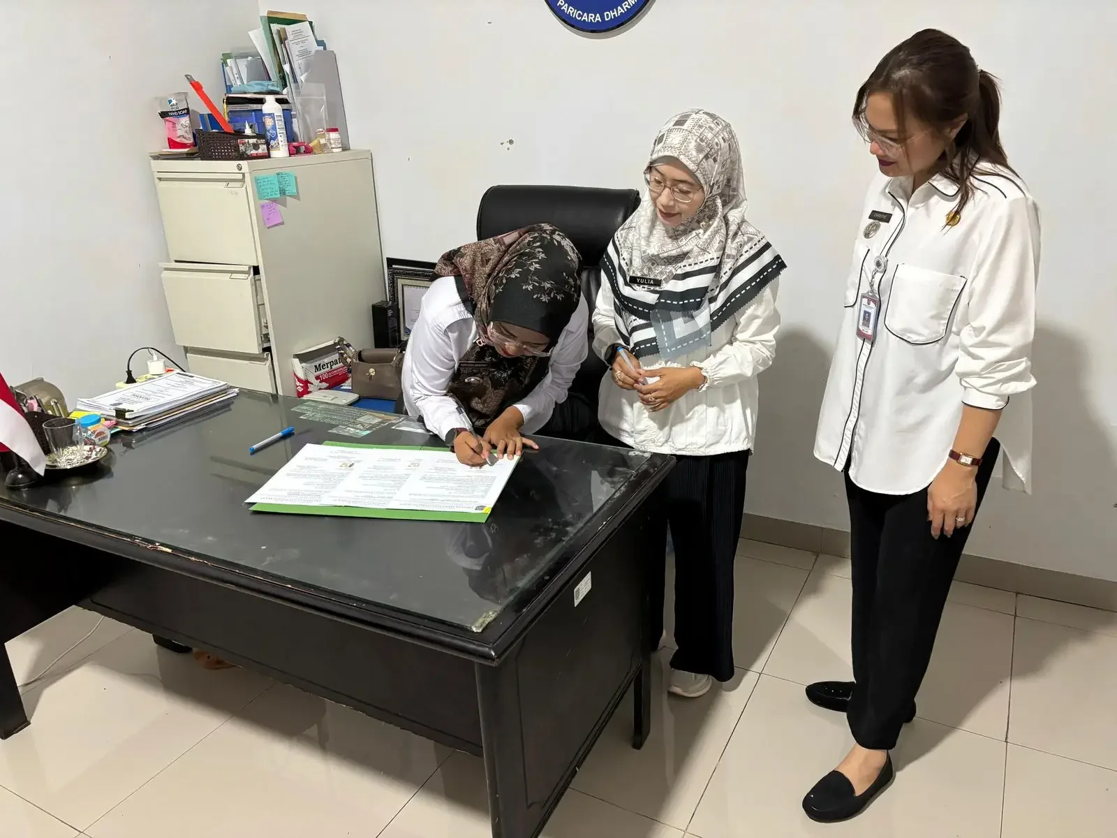 Lurah Baktijaya Resky Desa Ismayawati saat melakukan penandatanganan serah terima arsip digital Letter C di Kantor Kelurahan Baktijaya, Rabu (19/11/25). (Foto: Dokumentasi Diskarpus Depok).