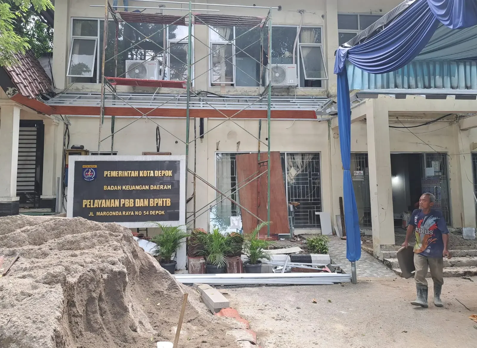 Progres rehabilitasi gedung pelayanan Pajak Bumi Bangunan Pedesaan dan Perkotaan (PBB-P2) di areal Balai Kota Depok. (Foto:Diskominfo)