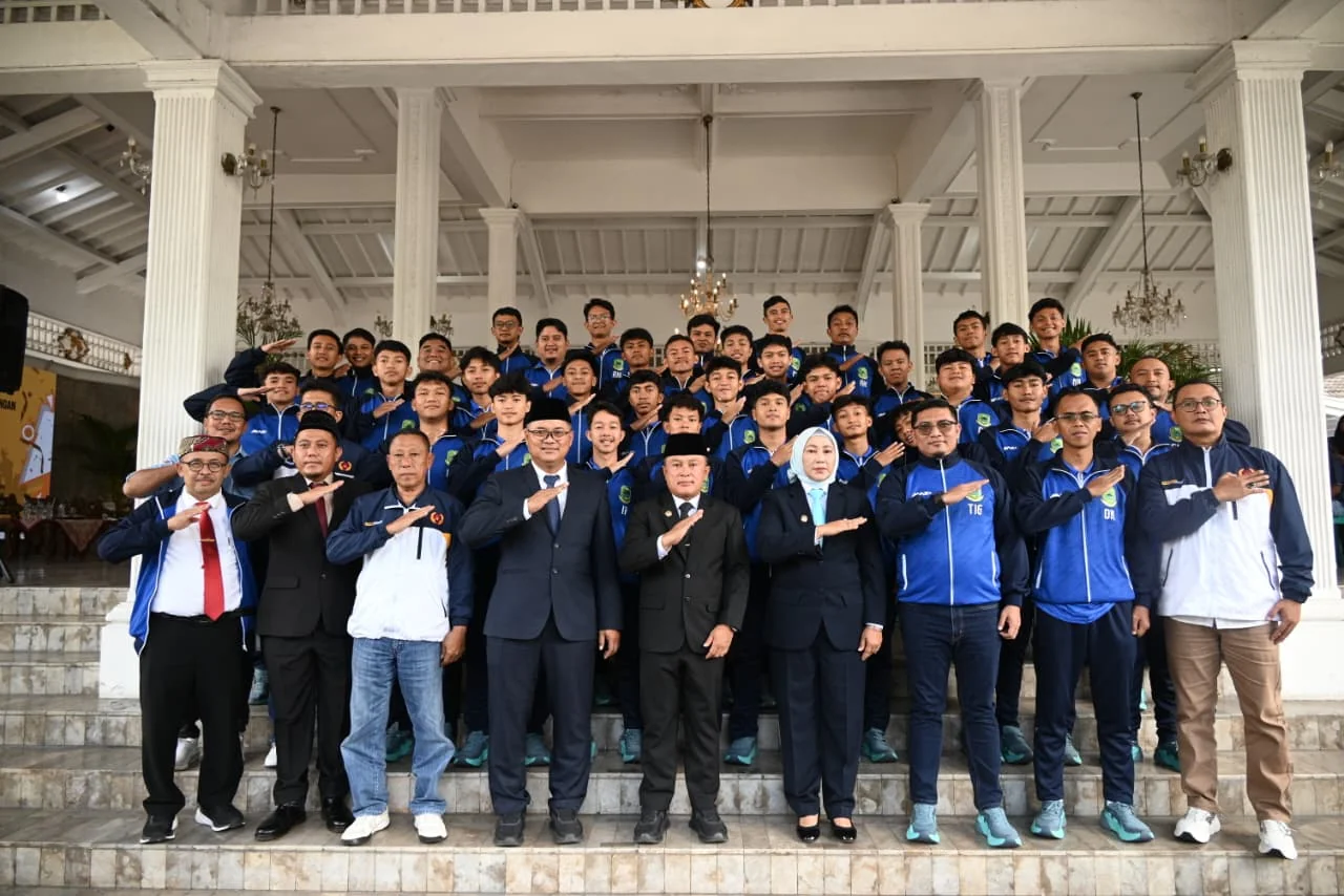 Bupati Kuningan, Dr. H. Dian Rachmat Yanuar, Msi melepas Tim Futsal Putera dan Puteri.Ist