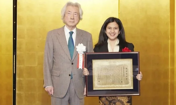 Sastia Prama Putri (katuhu), élmuwan Indonésia sareng non-Jepang munggaran anu nampi Penghargaan Ando Momofuku, berpose sareng tilas Perdana Menteri Jepang Junichiro Koizumi. (dok Antara)