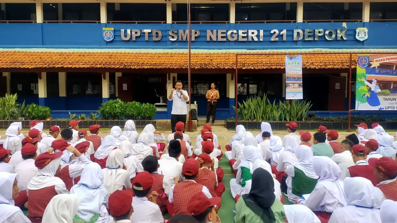 BNN Kota Depok saat melakukan penyebarluasan informasi edukasi Pencegahan dan Pemberantasan Penyalahgunaan dan Peredaran Gelap Narkotika (P4GN). (Foto: Dokumentasi BNN Kota Depok)