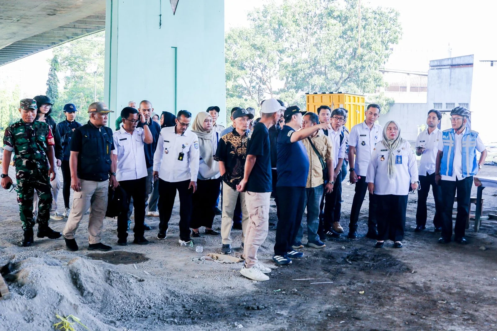 Sekretaris Daerah Kota Bandung, Iskandar Zulkarnain, mendampingi Sekretaris Daerah Provinsi Jawa Barat Herman Suryatman, jajaran Kecamatan Tamansari, para lurah dan RW, Dinas Lingkungan Hidup, penyuluh sampah, serta akademisi dan praktisi dari ITB.Dok-Dis