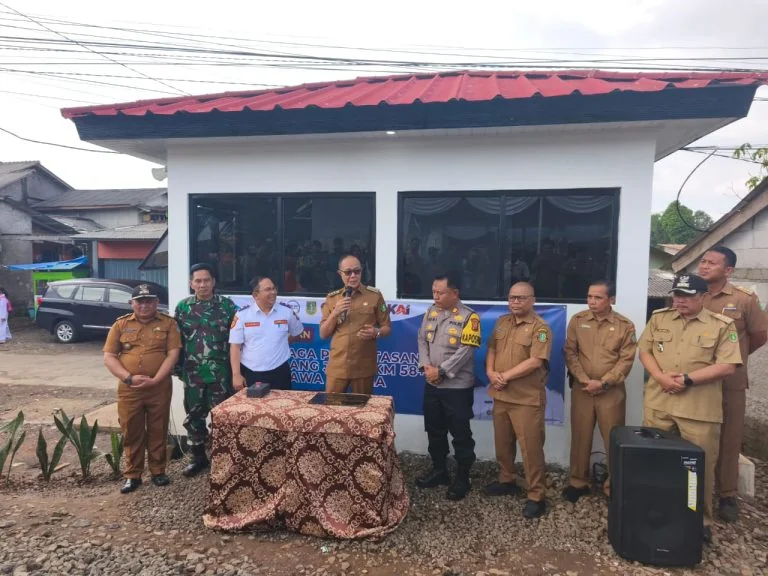 Wali Kota Sukabumi Ayep Zaki, meresmikan Pos Jaga Perlintasan Sebidang JPL 56 yang berlokasi di Jalan Amubawa Sasana.Ist