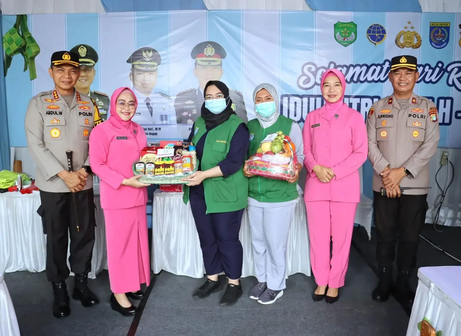 Kapolres Metro Depok, Kombes Pol Abdul Waras dan Ketua Bhayangkari Cabang Metro Depok, Neeva Abdul Waras saat menyerahkan souvenir kepada petugas yang sedang berjaga di salah satu Pos Pam yang ada di Kota Depok. (foto : dokumentasi narasumber)
