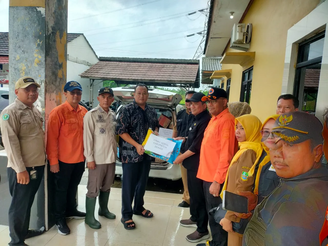 BANTU KORBAN BANJIR : Dinas Sosial Kabupaten Bekasi terus menunjukkan kehadirannya di tengah masyarakat yang terdampak bencana banjir. Melalui Tim Penanganan Pemerlu Pelayanan Kesejahteraan Sosial (PPKS), bantuan sembako disalurkan secara bertahap ke 13 k