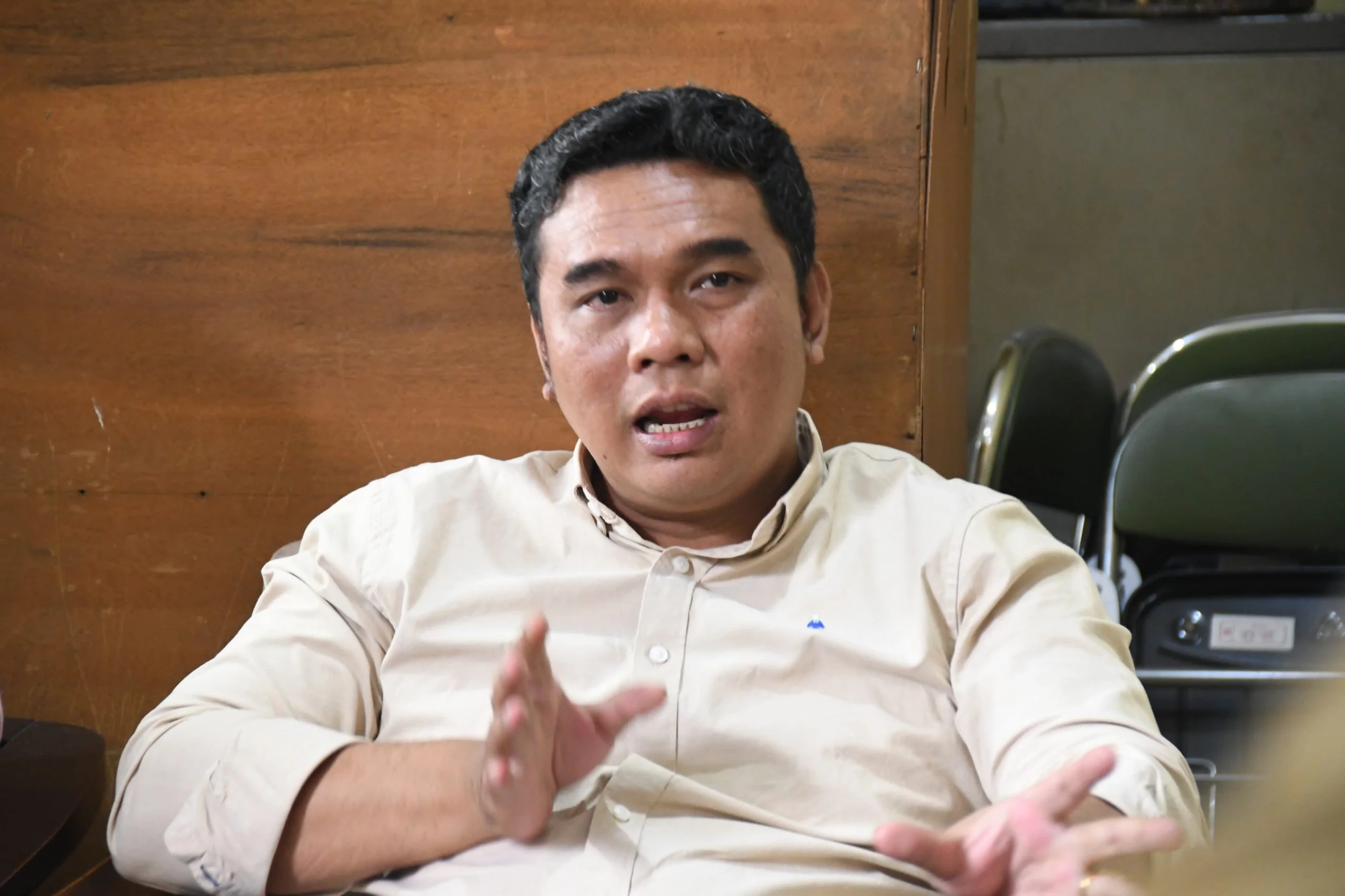 : Ketua Komisi II DPRD Provinsi Jawa Barat, Bambang Mujiarto seusai kunjungan ke satuan pelayanan Pengembangan Industri Rotan di Kabupaten Cirebon. Selasa, (25/2/2025).