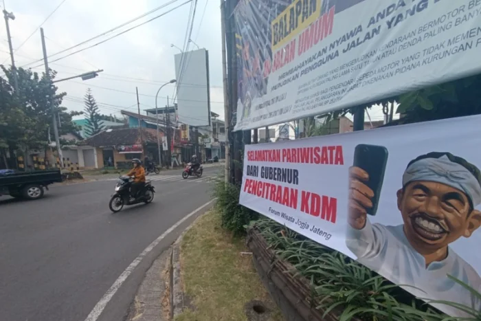 Spanduk Protes untuk Dedi Mulyadi di Sleman: "Selamatkan Pariwisata Dari Gubernur Pencitraan KDM"