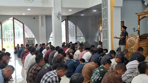 Bupati Sumedang  Dony Ahmad Munir memberikan tausiyah kepada Aparatur Sipil Negara (ASN) pada kegiatan di hari pertama bulan suci Ramadan di Masjid Al Kamil, Pusat Pemerintahan Sumedang.Dok-Diskominfosanditik Sumedang